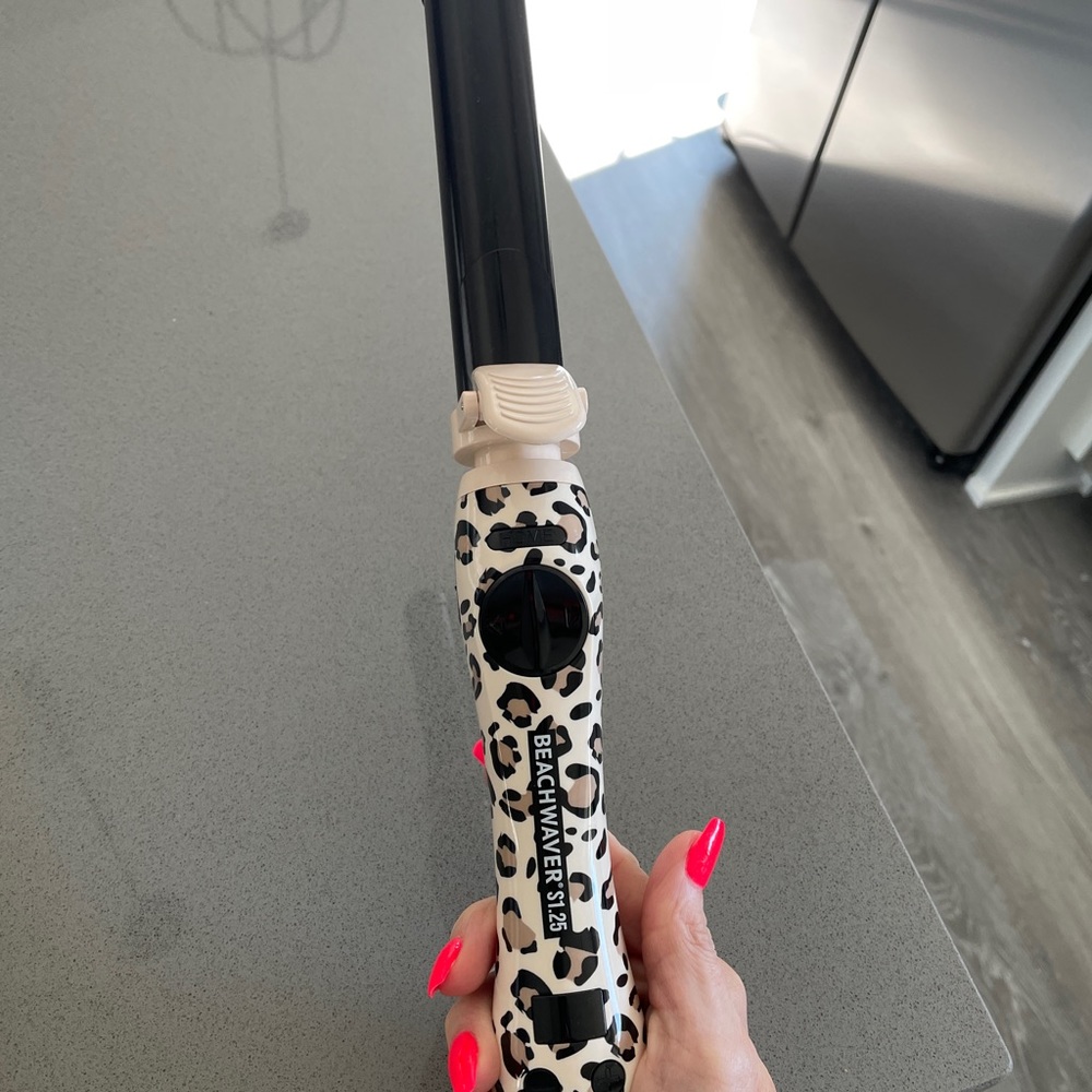 Beachwaver rotating curling iron, 1.25”
